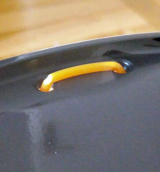 Zwei Löcher auf jeder Rolle Janbex PLA Material, um das Filament einklemmen zu können