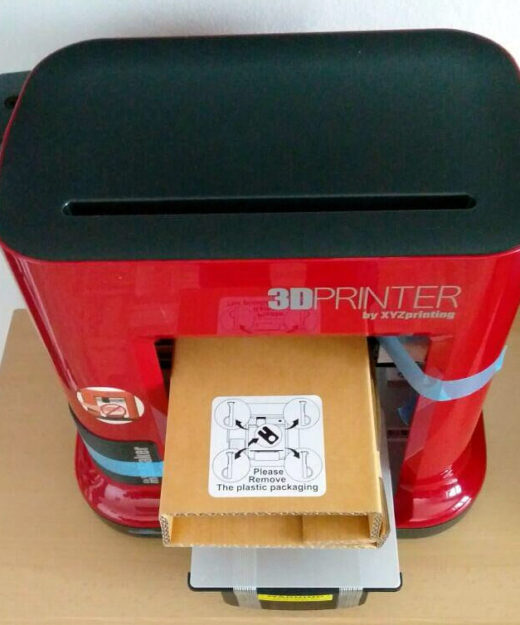 Zunächst müssen Kartons und blaue Schleifen vom XYZprinting Drucker entfernt werden