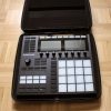Die aktuelle Maschine Mk3 im passenden Case von UDGGear Die aktuelle Maschine Mk3 im passenden Case von UDGGear