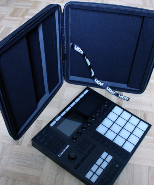 Die Maschine Mk3 in einer UDGGear Hülle.
