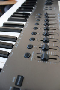 Klaviatur und Funktionstasten des Nektar Impact MIDI-Keyboards.
