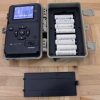 Mit 8 AA-Batterien erweckt man die Wildkamera zum Leben. Mit 8 AA-Batterien erweckt man die Wildkamera zum Leben.