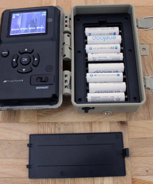 Mit 8 AA-Batterien erweckt man die Wildkamera zum Leben.