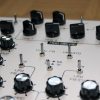 Beim analogen Synthesizer sitzt jeder Knopf fest und bietet gleichmäßigen Drehwiderstand. Beim analogen Synthesizer sitzt jeder Knopf fest und bietet gleichmäßigen Drehwiderstand.