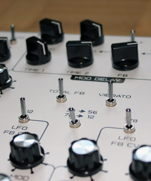 Beim analogen Synthesizer sitzt jeder Knopf fest und bietet gleichmäßigen Drehwiderstand.