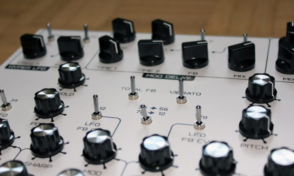 Beim analogen Synthesizer sitzt jeder Knopf fest und bietet gleichmäßigen Drehwiderstand.