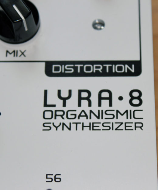 Abgesehen durch ca. die Hälfte der Größe und Drehpotis ist der Unterschied zwischen Lyra-4 und 8 auch am Logo erkennbar.