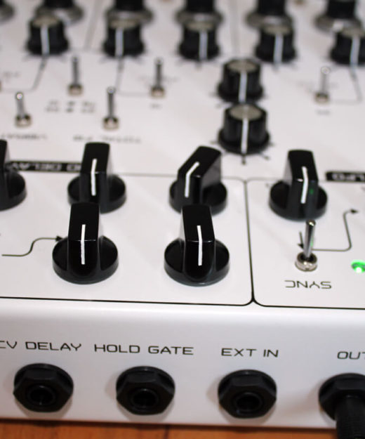 Um etwas auf die Ohren zu bekommen muss noch ein Lautsprecher oder Kopfhörer angeschlossen werden.