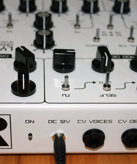 Für die Inbetriebnahme einfach das Netzteil an das Stromnetz schließen.