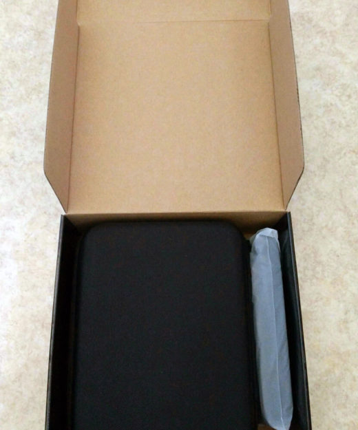 Die digitale Fernglas-Kamera von Zavarius direkt nach dem Auspacken.