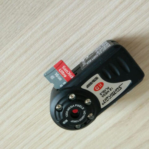 Die Somikon-Cam ist unbestreitbar kompakt, wie der Vergleich zu einer microSD-Karte zeigt.