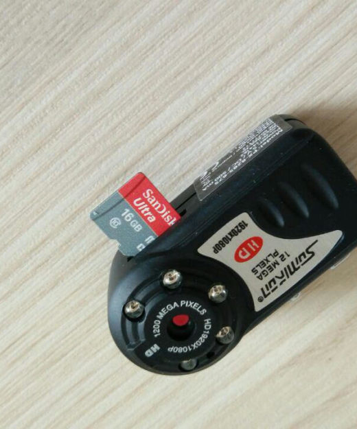 Die Somikon-Cam ist unbestreitbar kompakt, wie der Vergleich zu einer microSD-Karte zeigt.