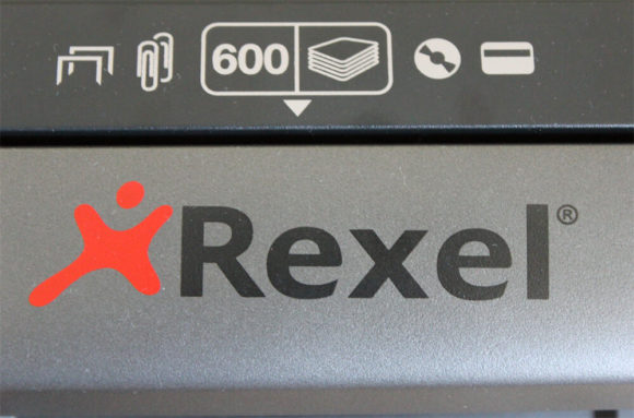 Das Rexel Gerät verarbeitet auch CDs und Kreditkarten.