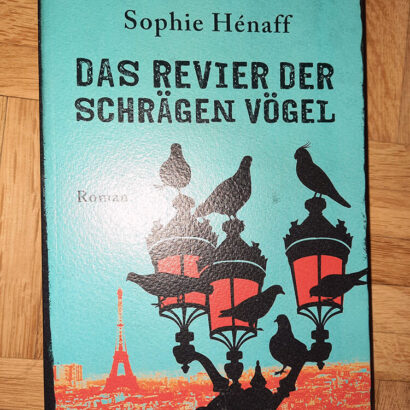 Der Roman von Sophie Hénaff - Das Revier der schrägen Vögel sieht auch optisch etwas schräg aus.