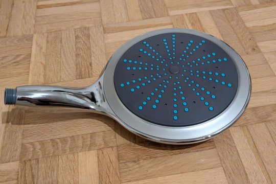 Der newgen medicals XXL Duschkopf direkt nach dem Auspacken