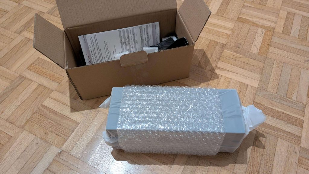 Der Kamin Aroma Diffuser vor dem Auspacken. Gut verpackt und sicher versendet.