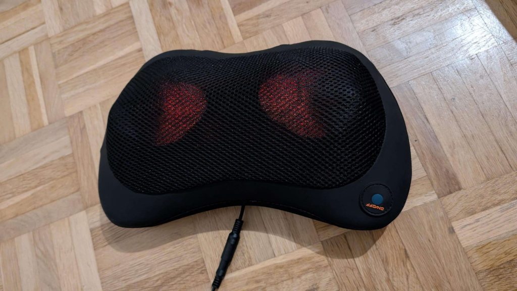 Rot leuchtend arbeitet das günstige Shiatsu Massagekissen aktiv.