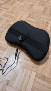 Rückseite des elektrischen Nackenkissens mit Halterung