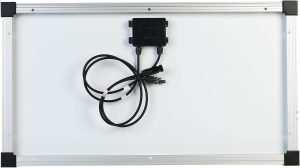 Rückseite des revolt Solarmoduls, das an die Powerbank Station angeschlossen wird.