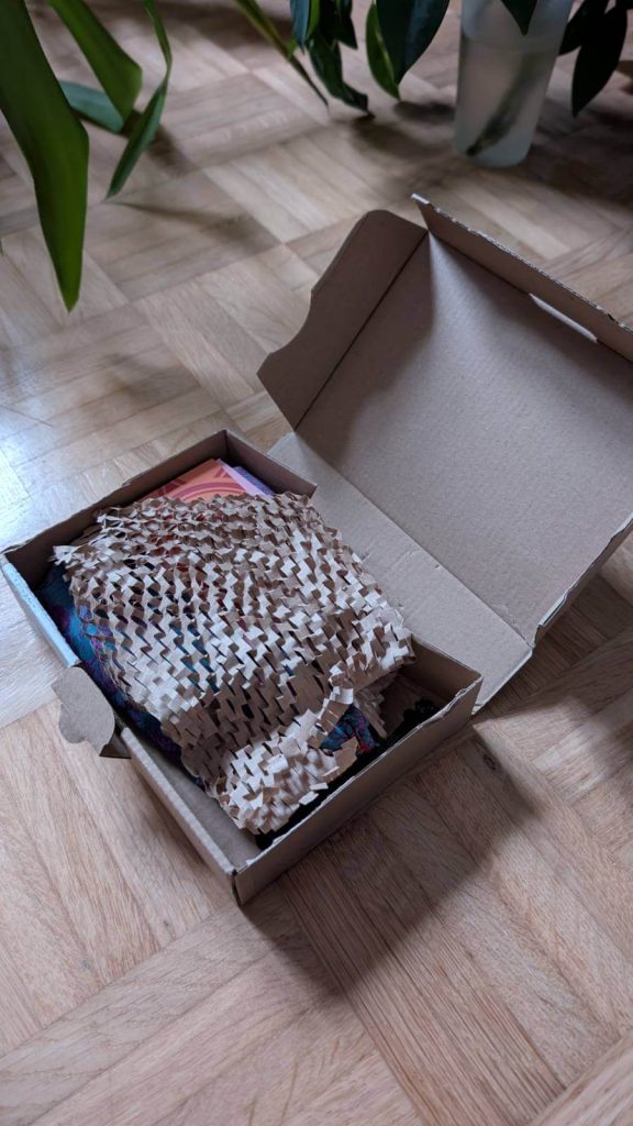 In sicherer Verpackung werden die LaCozy Schmuckstücke ans Ziel gebracht.