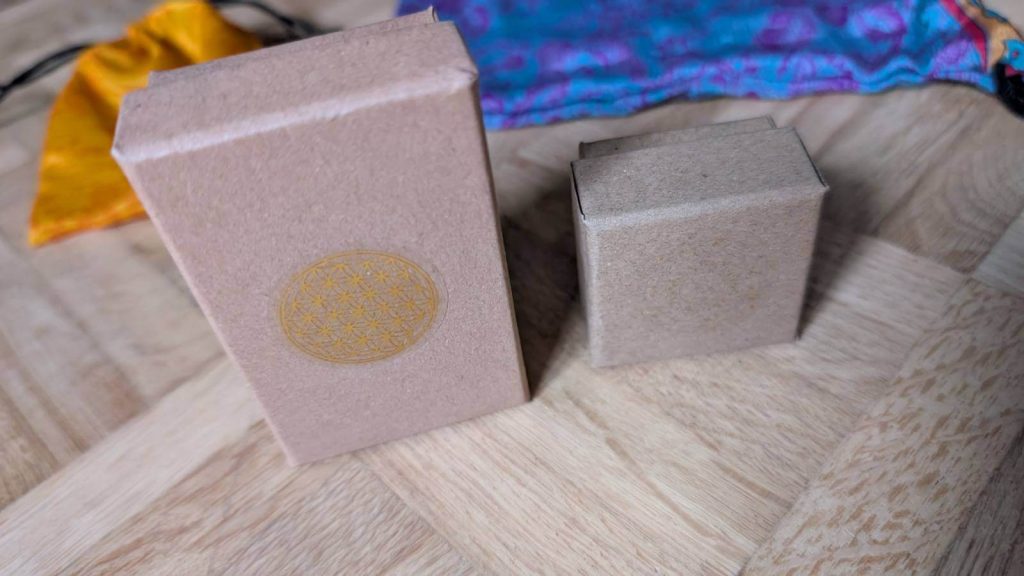 Simpel und in nachhaltiger Optik, genau passend zur Hippie- und Boho-Thematik ist auch die Verpackung gestaltet. LaCozy hat sich wirklich Gedanken gemacht und prägt einen ganz klaren Stil.