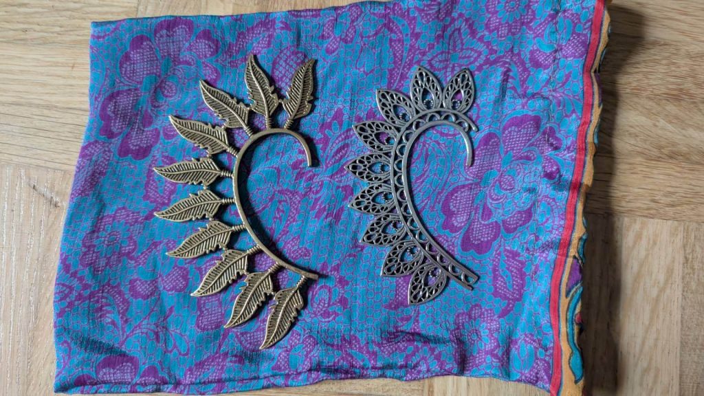 Die beiden LaCozy Ohrenmanschetten im direkten Vergleich. Je nach Anwendungsfall haben beide die perfekte Optik für ein alternatives Outfit.