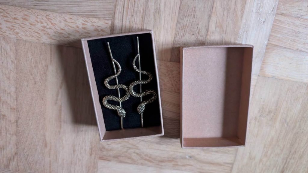 Schon beim Auspacken machen die Schlangen-Ohrringe ordentlich Eindruck und kommen mit ihrer gefährlichen Optik zur Geltung.