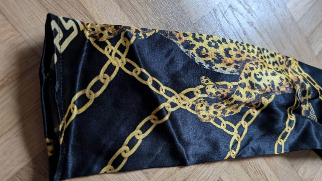 Knittern und Falten können sein, wie die Nahaufnahme zeigt. Aber wir haben uns sofort in die LOVJOI Optik verliebt.