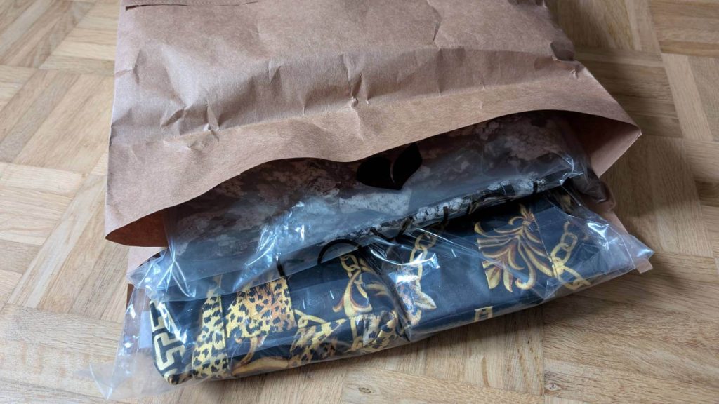 Die beiden LOVJOI Kleider kommen sicher und gut verpackt an.