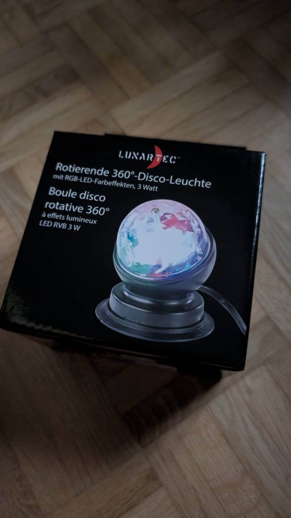 Die Lunartec Discoleuchte kommt kompakt und die Vorfreude steigt bereits vor der ersten Verwendung.
