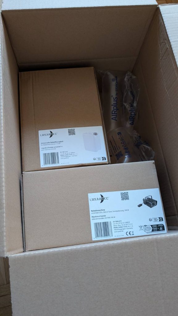 Gut verpackt und sehr kompakt kommen die Lunartec Nebelmaschine und das Nebelfluid an.