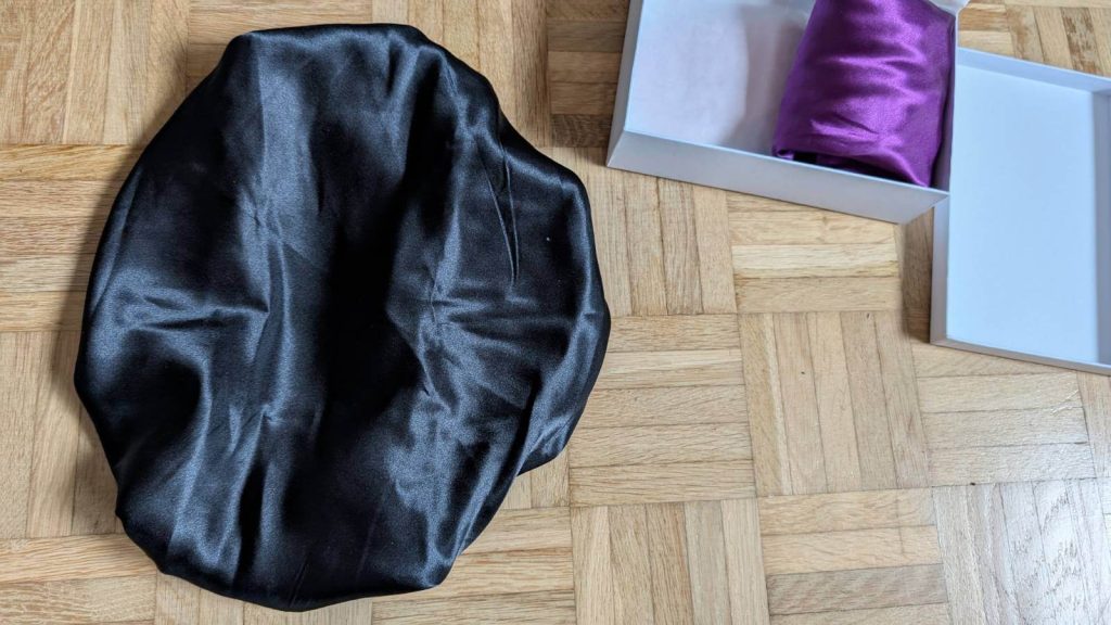 Ausgebreitet nach dem Auspacken macht die Schlafhaube eine gute Figur.