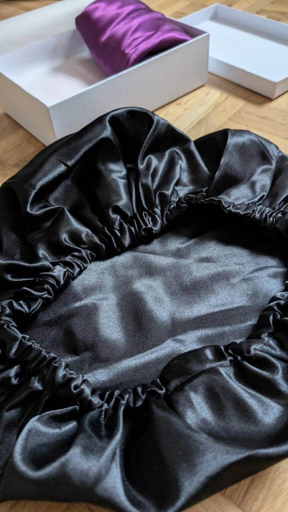 Auch in schwarz macht sich die Satinhaube im Test gut.