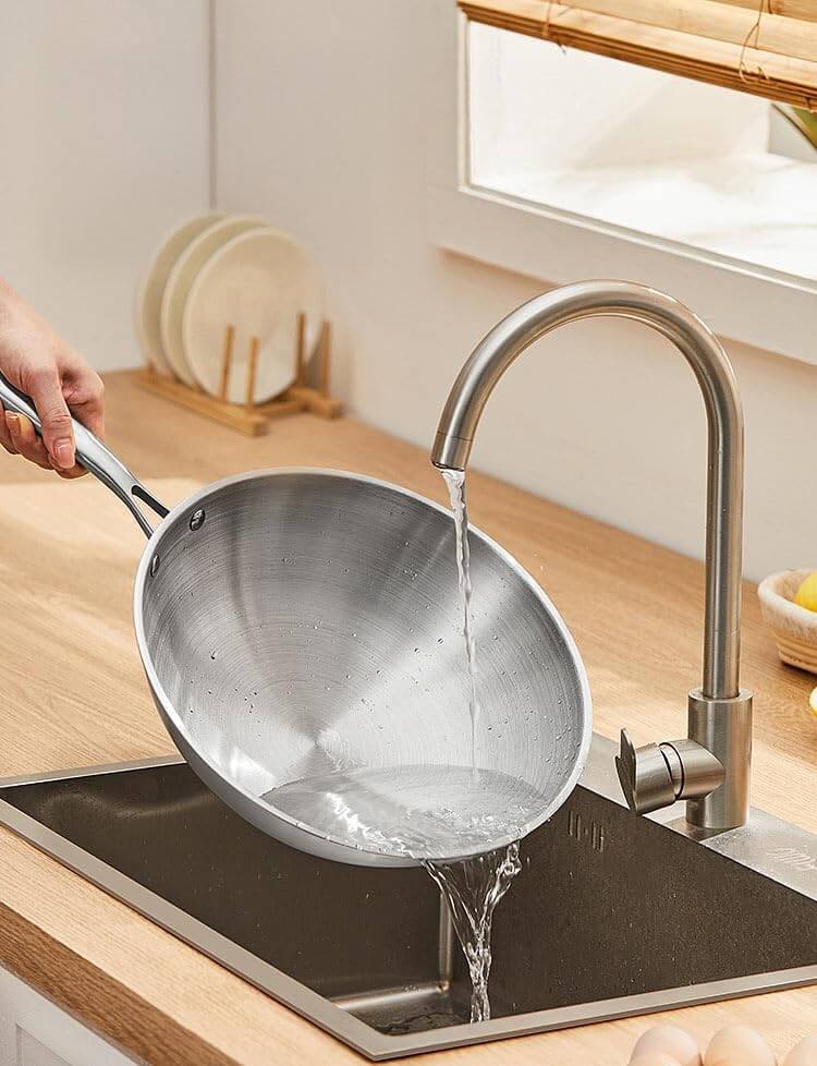 Die Rosenstein & Söhne Wok Pfanne lässt sich auch ohne Beschichtung gut waschen und einsetzen.