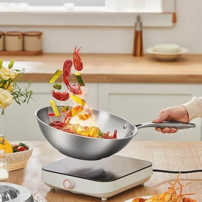 Die Rosenstein & Söhne Edelstahlpfanne bietet genügend Kochmöglichkeiten.