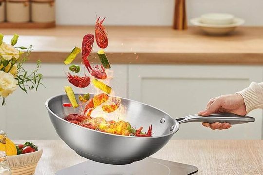 Die Rosenstein & Söhne Edelstahlpfanne bietet genügend Kochmöglichkeiten.