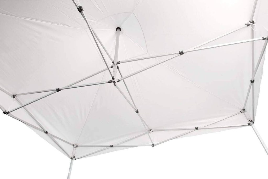 Unter dem Pavillon: Die Ansicht der wasserdichten 3x3 Meter Plane.