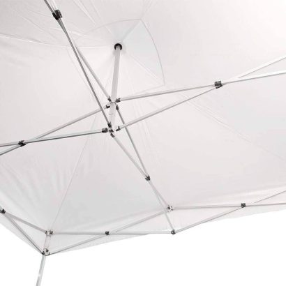 Unter dem Pavillon: Die Ansicht der wasserdichten 3x3 Meter Plane.