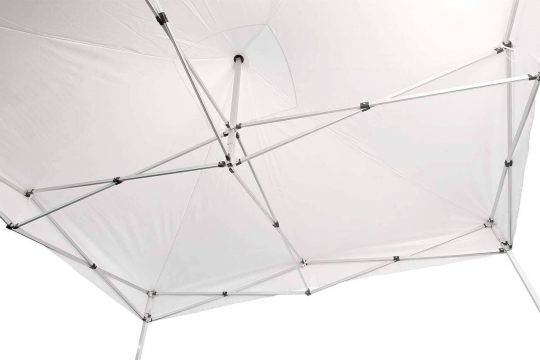 Unter dem Pavillon: Die Ansicht der wasserdichten 3x3 Meter Plane.