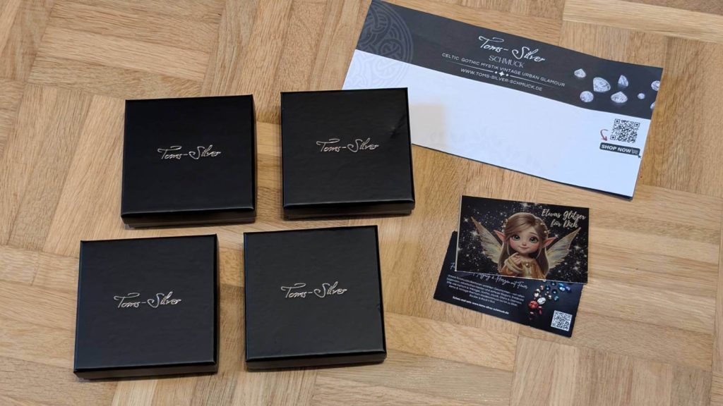 Toms-Silver Schmuck sieht ab dem ersten Moment ansprechend und hochwertig aus. Hierbei wird auf Details wie Verpackung und das gesamte Styling-Erlebnis geachtet.