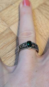 Eindrucksvoll zeigt der Ring seine Kanten und Facetten.