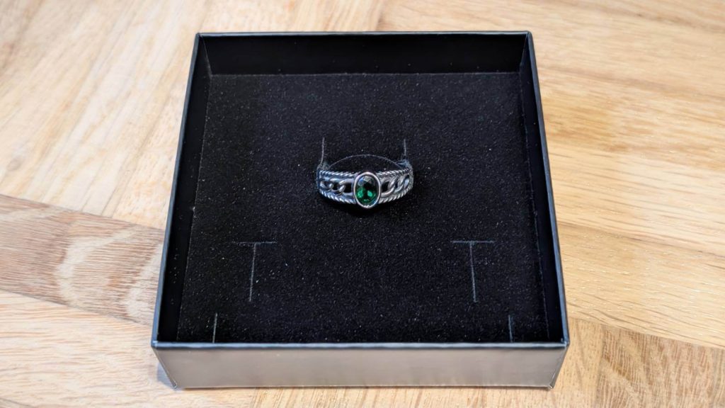 Simpel und doch wirkungsvoll. Edler Silberschmuck kann dezent und auffällig zugleich sein.