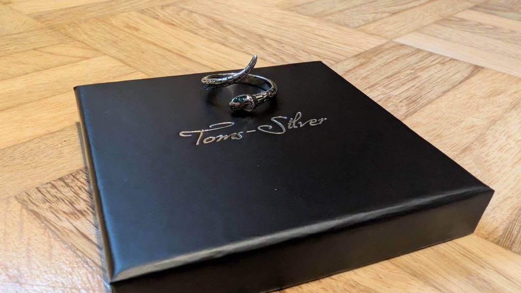 Die silberne Schlange windet sich ästhetisch um jeden Finger.