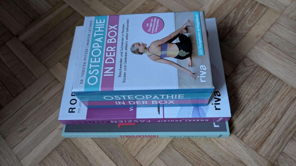 Osteopathie in der Box ist mit den Übungskarten deutlich dicker als klassische Bücher.