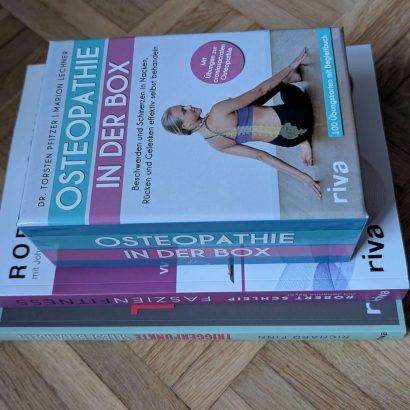 Osteopathie in der Box ist mit den Übungskarten deutlich dicker als klassische Bücher.