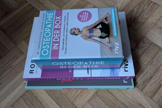 Osteopathie in der Box ist mit den Übungskarten deutlich dicker als klassische Bücher.