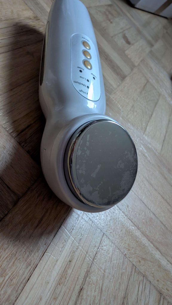 Die Auflagefläche des Eigenbehandlung Ultraschallgeräts muss nach jeder Anwendung gesäubert werden.