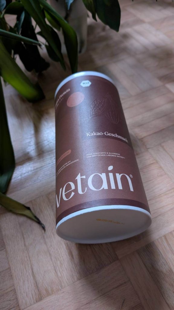 Das pflanzliche Proteinpulver schmeckt herrlich nach Kakao.
