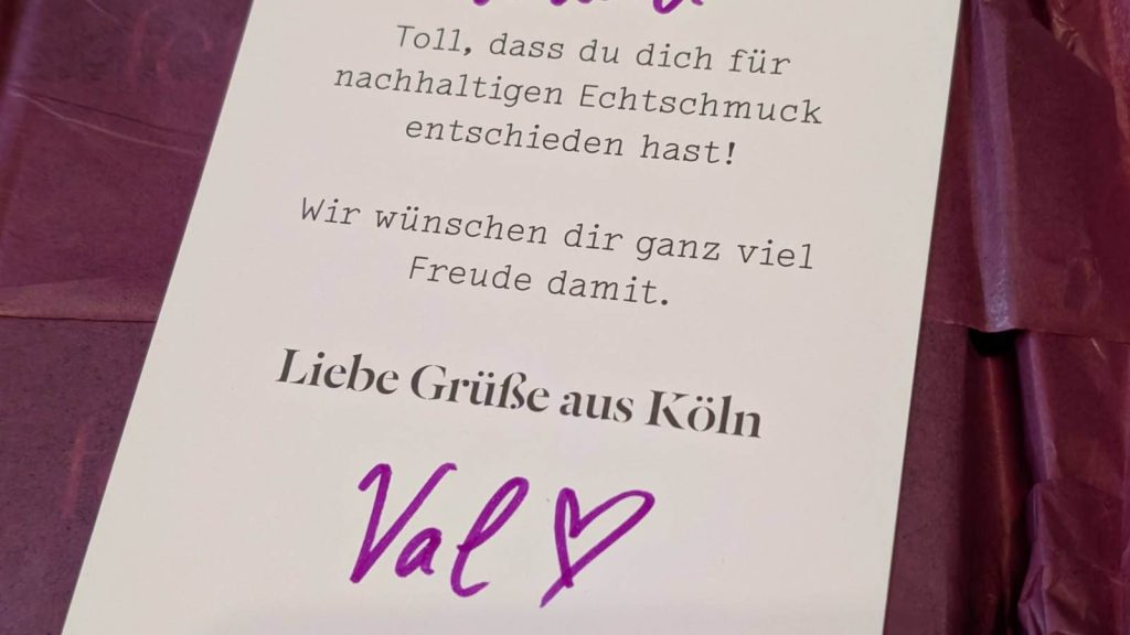 Mit dieser freundlichen Botschaft begrüßt fejn seine Kund:innen beim Öffnen des Schmuckpakets.