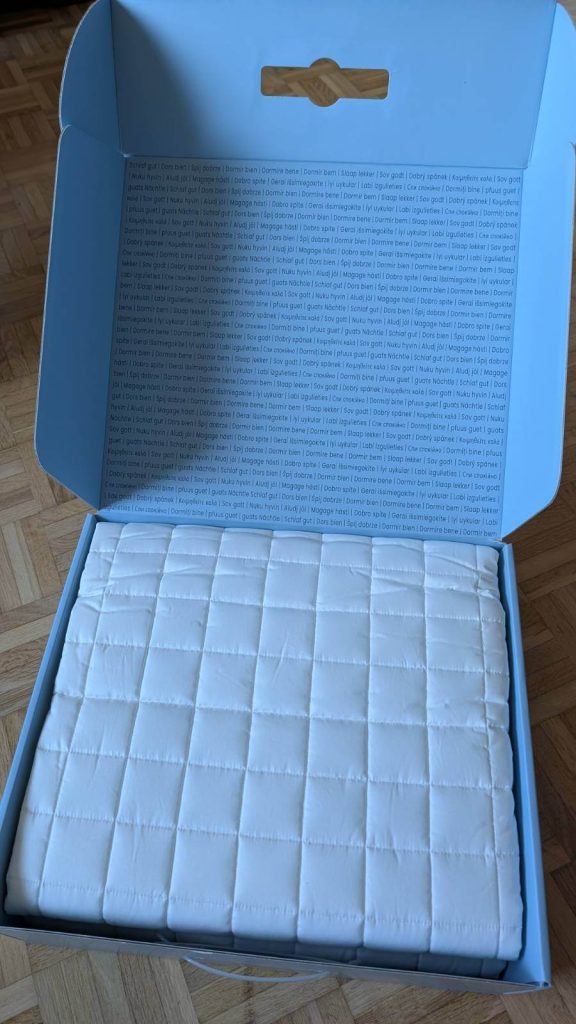 Ein schöner Anblick beim Öffnen. Weich wie Federn, weiß und sauber präsentiert sich die Therapiedecke.